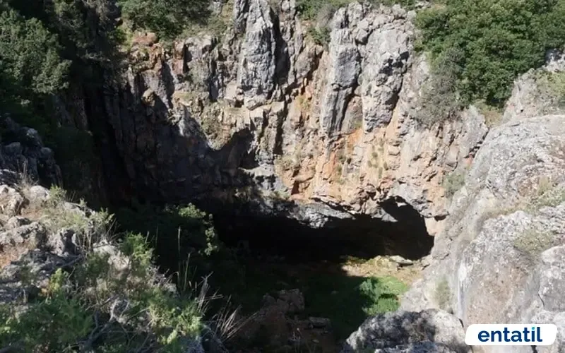 Tepesi Delik Mağarası