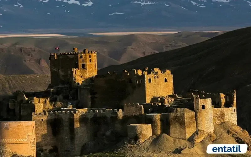 Hoşap Kalesi