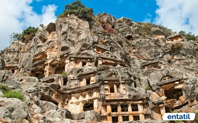Myra Antik Kenti ve Kaya Mezarları