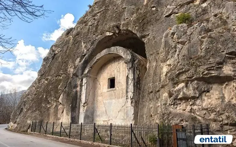 Aynalı Mağara