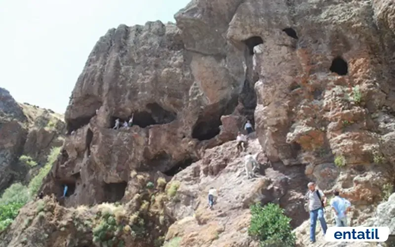 Kığı Çiçektepe Köyü Mağarası