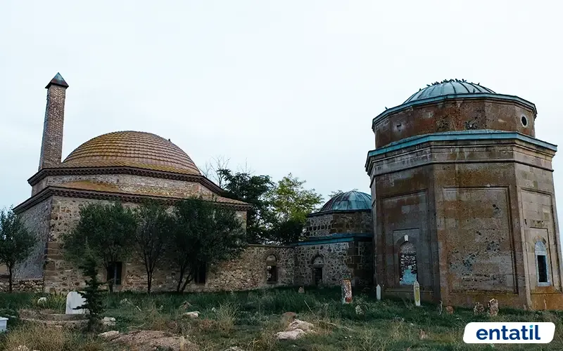 Üryan Baba Türbesi