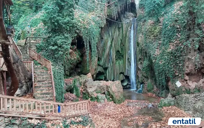 Yeşildere Şelalesi (Ağlayan Kaya Şelalesi)