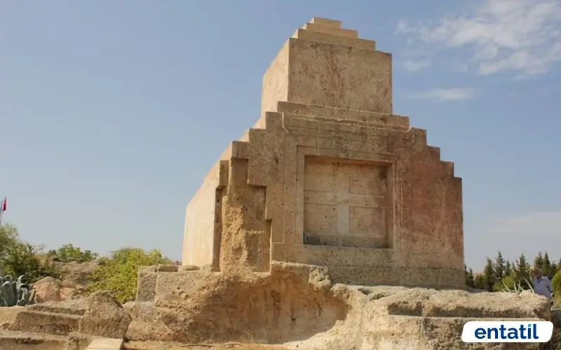 Pers Mezar Anıtı
