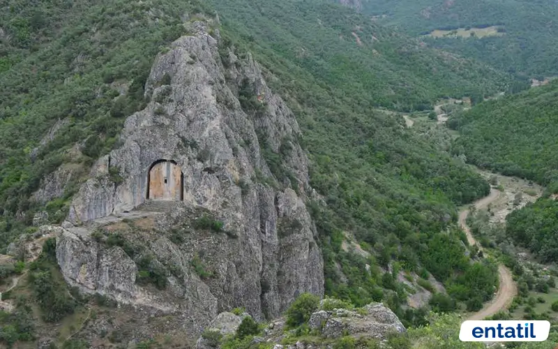 Laçin Kapılıkaya Anıtsal Mezarı